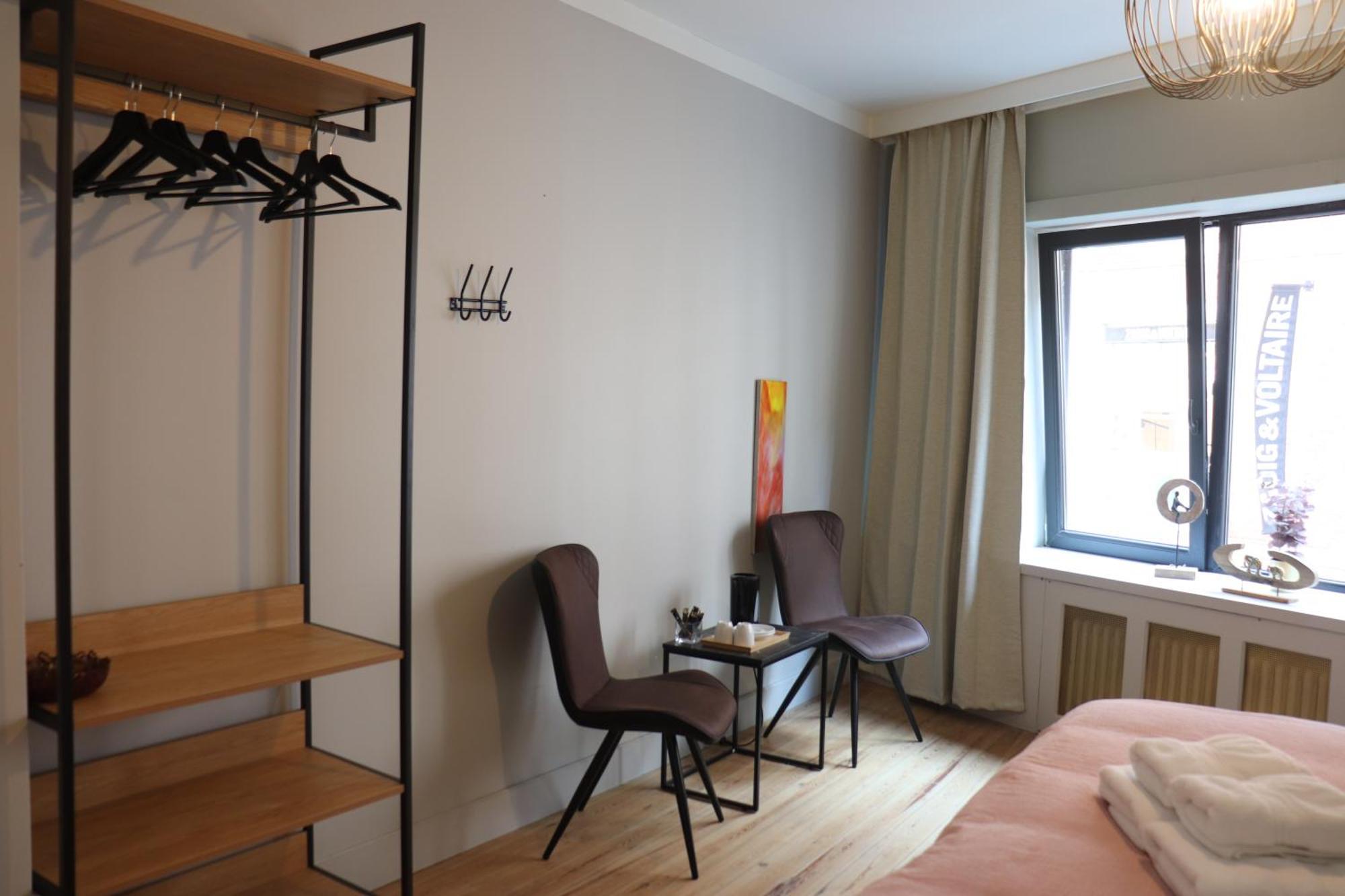 Charming In Center Ii Apartment *